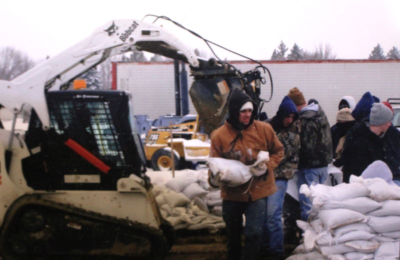 2009 Moorhead flooding, sandbagging