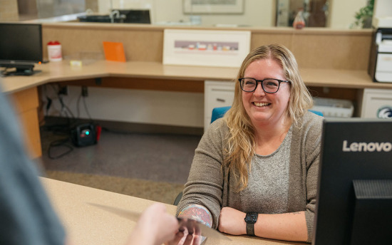 An M State employee helps a student